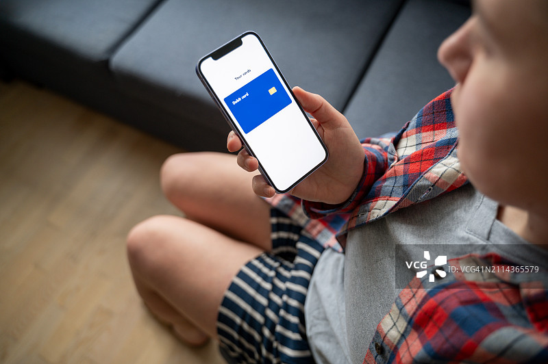 手持智能手机上的数字或虚拟银行卡图片素材