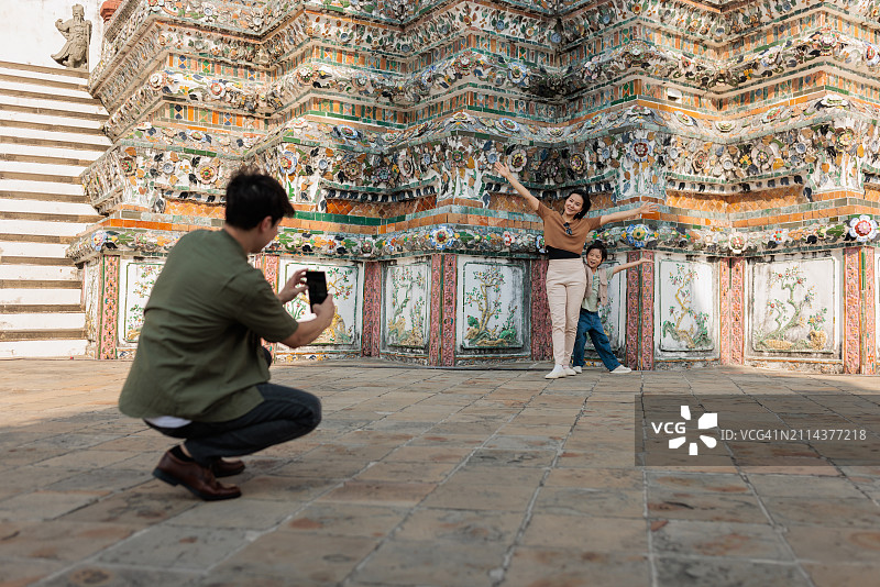 一家人在曼谷大皇宫拍照图片素材