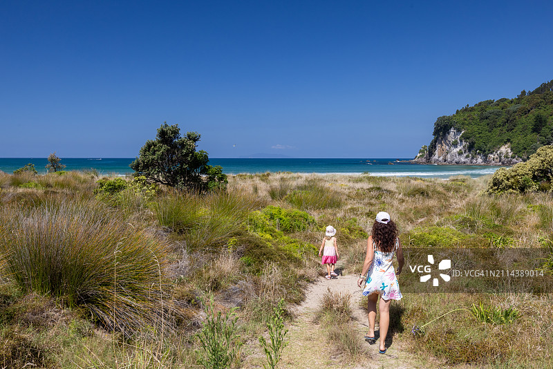 母女在沙滩上散步图片素材