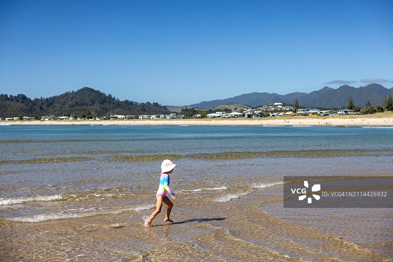 在水中跋涉的年轻女孩图片素材