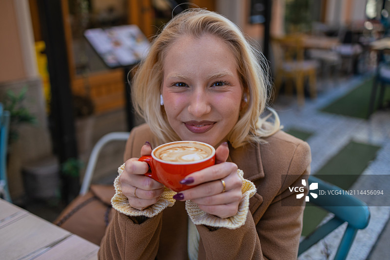 喝咖啡的美丽女孩肖像图片素材