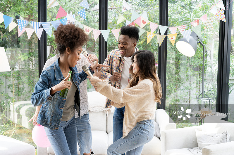 朋友们在家中聚会图片素材