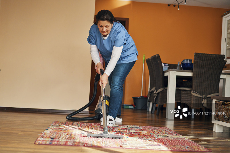 家政清洁服务-家政服务员在家吸尘图片素材