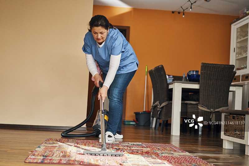 家政清洁服务-家政服务员在家吸尘图片素材