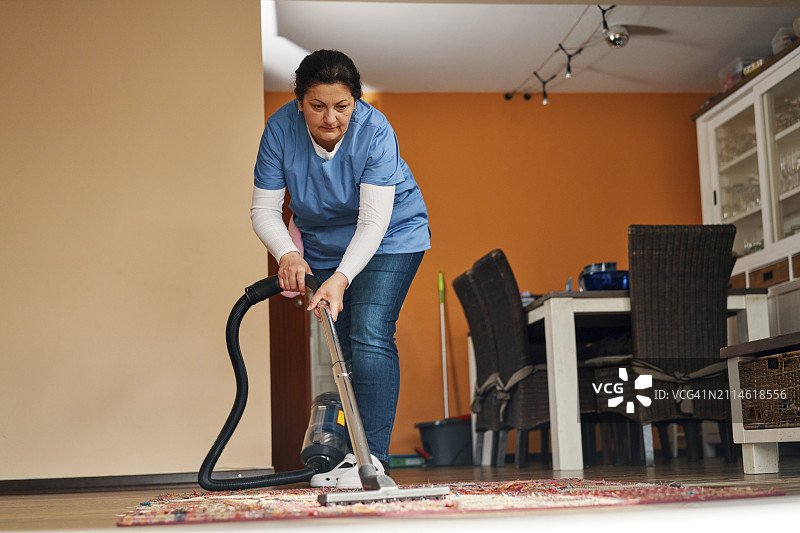 家政清洁服务-家政服务员在家吸尘图片素材
