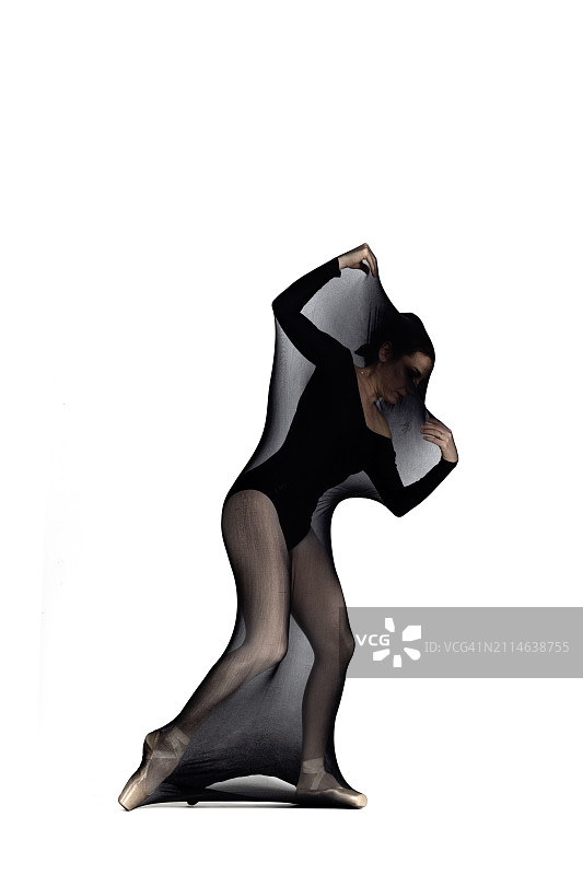 跳舞的美丽芭蕾舞演员，穿着黑色透明袜图片素材