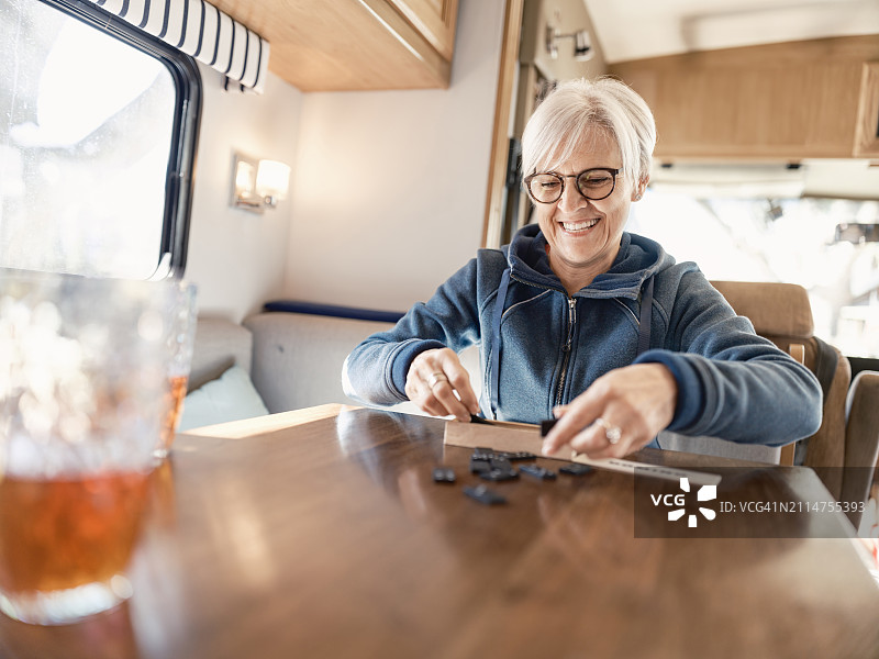 享受房车旅行探险的年长女人图片素材