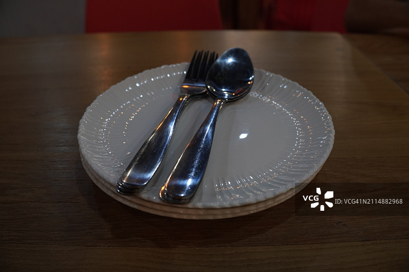盘子上的勺子和叉子图片素材