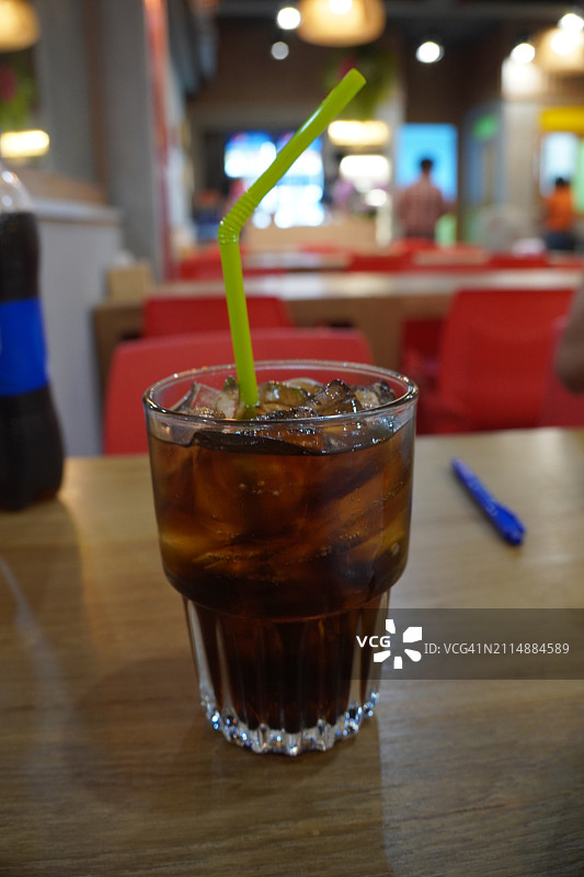 玻璃杯中的冰镇可乐图片素材