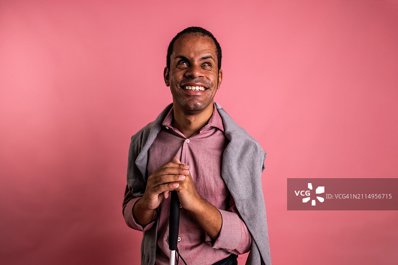 工作室拍摄的视障男子肖像图片素材