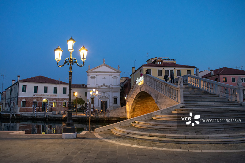 意大利基奥贾维戈桥和圣十字教堂运河夜景图片素材