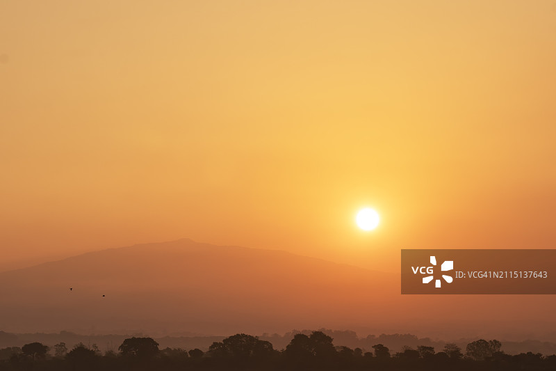 哥斯达黎加日出时温暖的天空和明亮的阳光图片素材