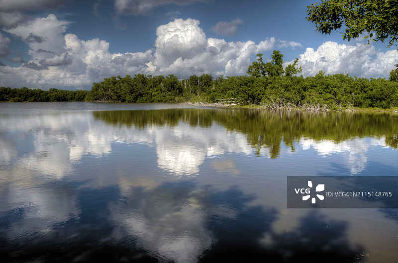 佛罗里达大沼泽地上空的壮观云朵图片素材