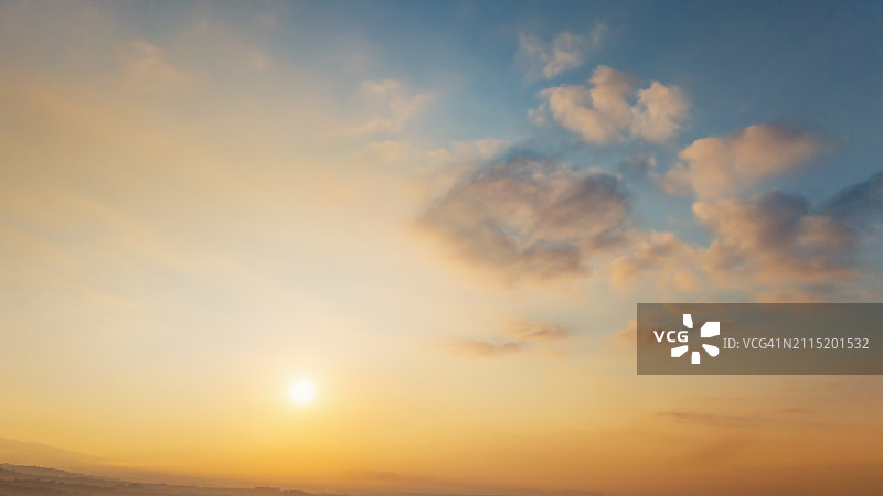 哥斯达黎加日出时温暖的天空和明亮的阳光图片素材