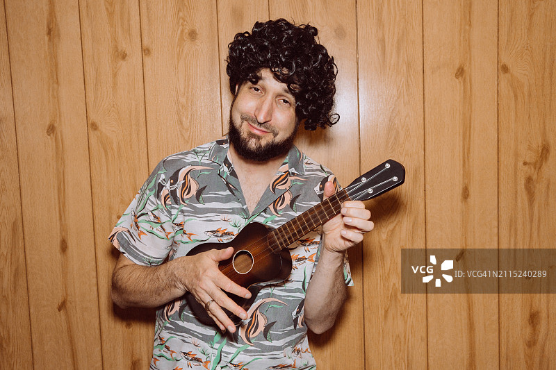 弹尤克里里的复古风趣男人，80年代游客，复古夏威夷提基文化图片素材