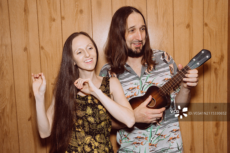 复古游客情侣的夏威夷文化之旅图片素材