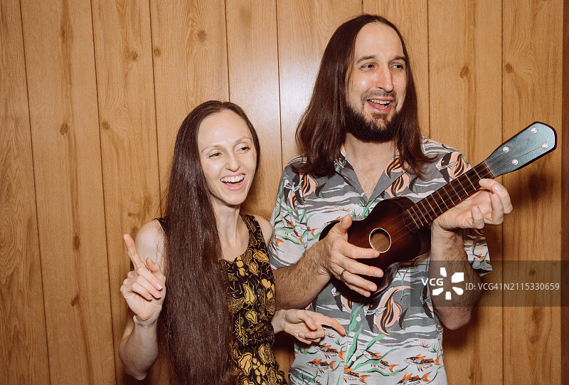 复古夏威夷情侣的乐趣，20世纪70年代情侣，夏威夷文化图片素材