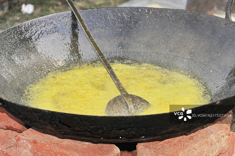 印度瓦拉纳西：传统砖灶上的一锅热油图片素材