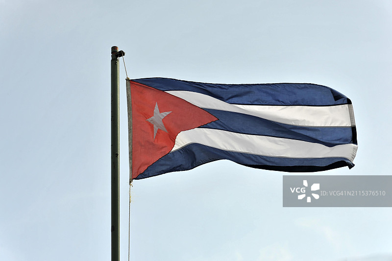 古巴萨帕塔半岛上迎风飘扬的古巴国旗图片素材
