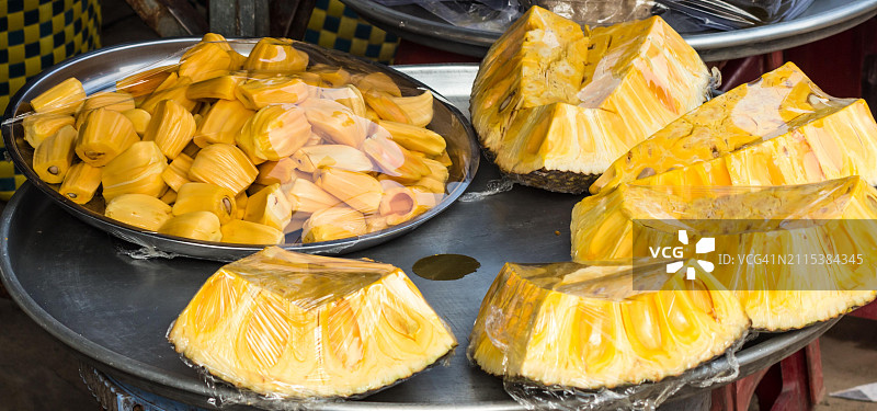 越南市场上金属托盘上的菠萝蜜切片图片素材