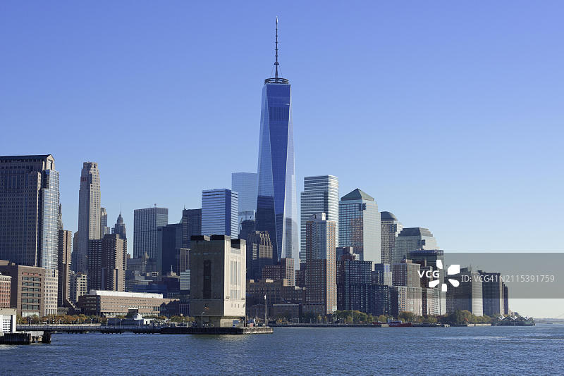 世界贸易中心在纽约市曼哈顿东河、布鲁克林、美国纽约、北美洲的摩天大楼中脱颖而出图片素材