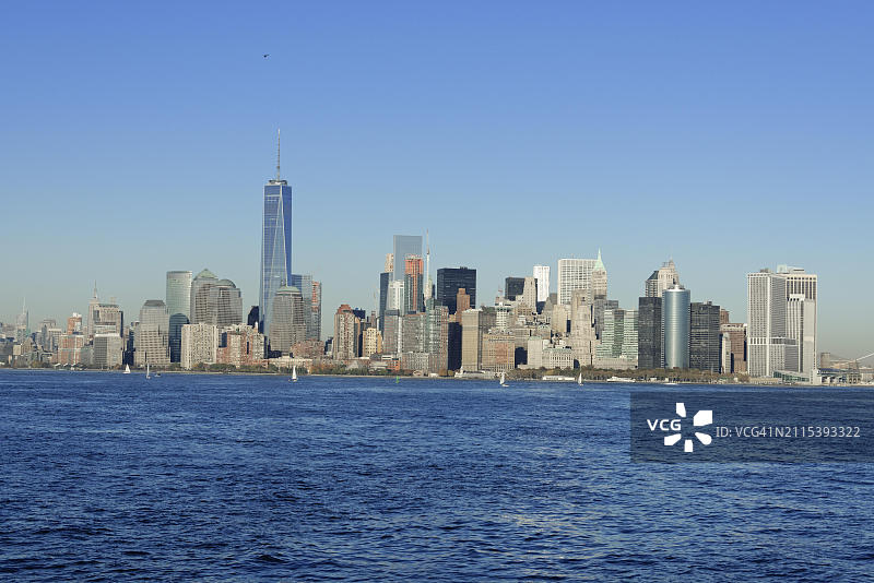 蓝色时刻的曼哈顿天际线，在东河、曼哈顿、布鲁克林、纽约市、美国、北美洲的水中倒影图片素材