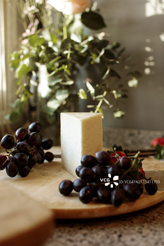 厨房里放有草莓和葡萄的奶酪拼盘图片素材