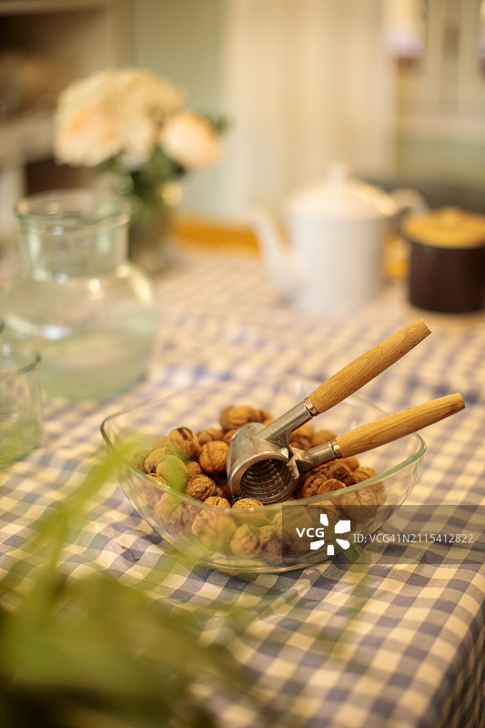 厨房桌子上的胡桃夹子和九个坚果图片素材