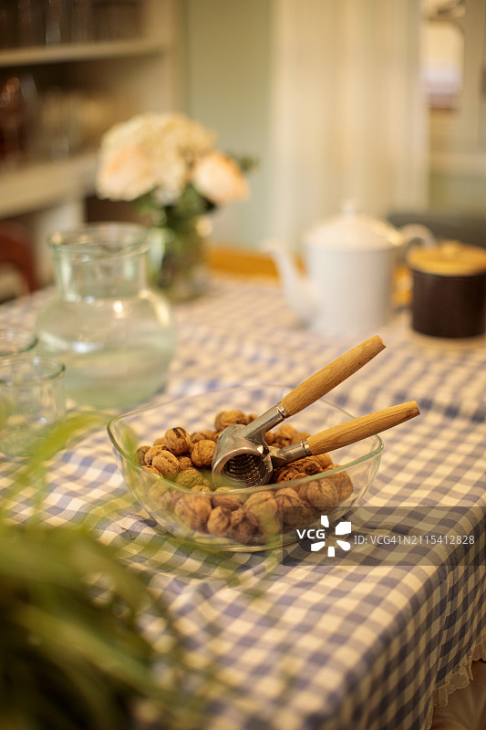 厨房桌子上的胡桃夹子和九个坚果图片素材