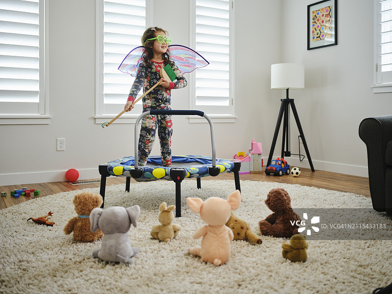 玩过家家音乐会的学龄前儿童图片素材