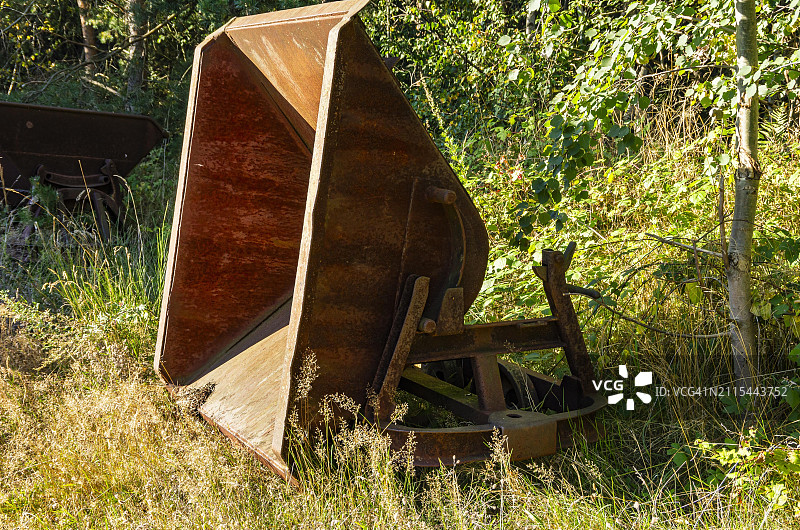 德国萨克森州废弃采石场中的旧轻轨车厢图片素材
