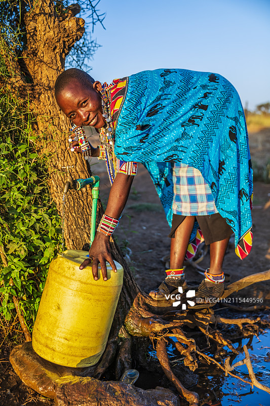 肯尼亚东非马赛部落女人打水图片素材