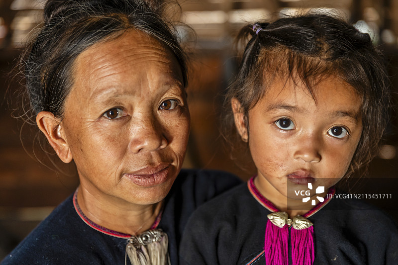 老挝北部兰坦村抱着婴儿的妇女图片素材