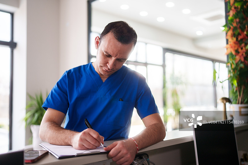 诊所里填写表格的医护人员图片素材