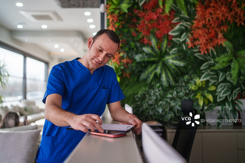 诊所里填写表格的医护人员图片素材