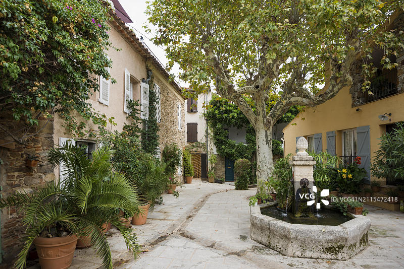 格里莫小村庄广场，位于法国南部普罗旺斯-阿尔卑斯-蓝色海岸瓦尔省，欧洲图片素材