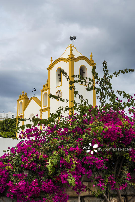 教堂与九重葛，葡萄牙拉各斯卢斯教堂图片素材