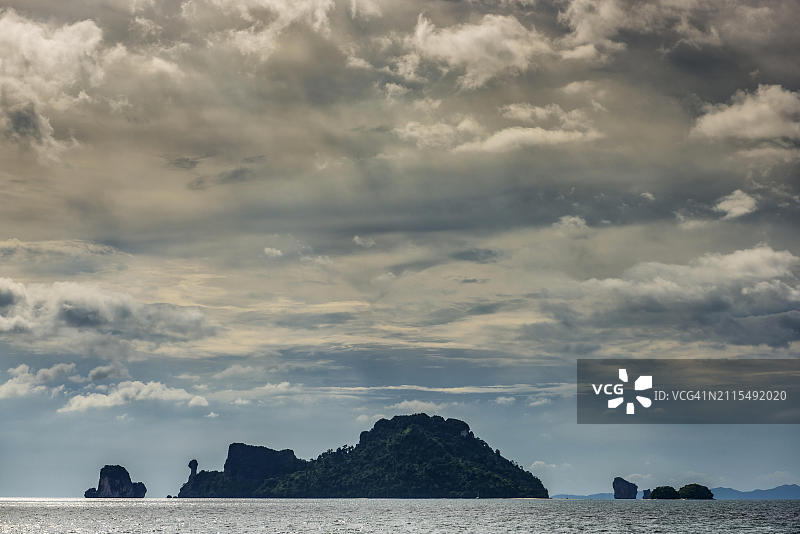 岛屿风光：雷雨天气，乌云密布，海天一色图片素材