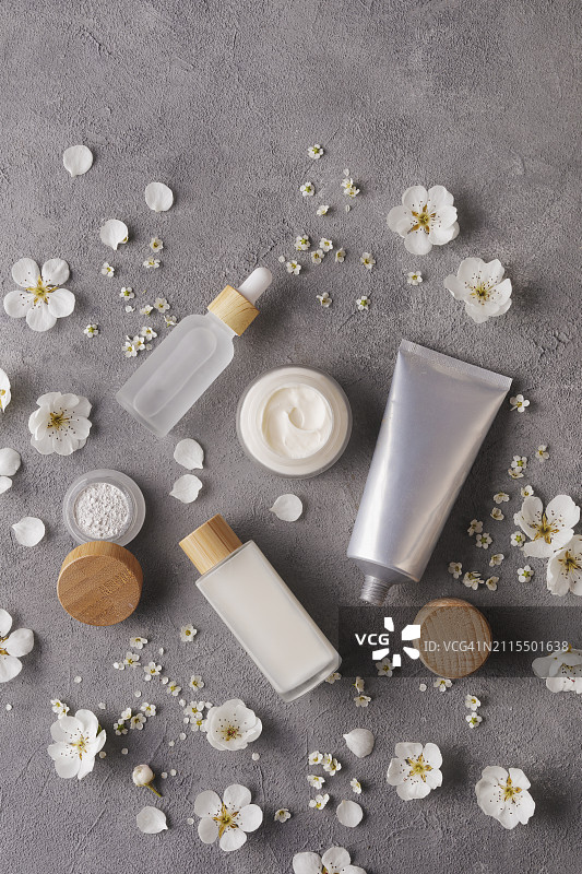 配有白色花朵的各式化妆品图片素材