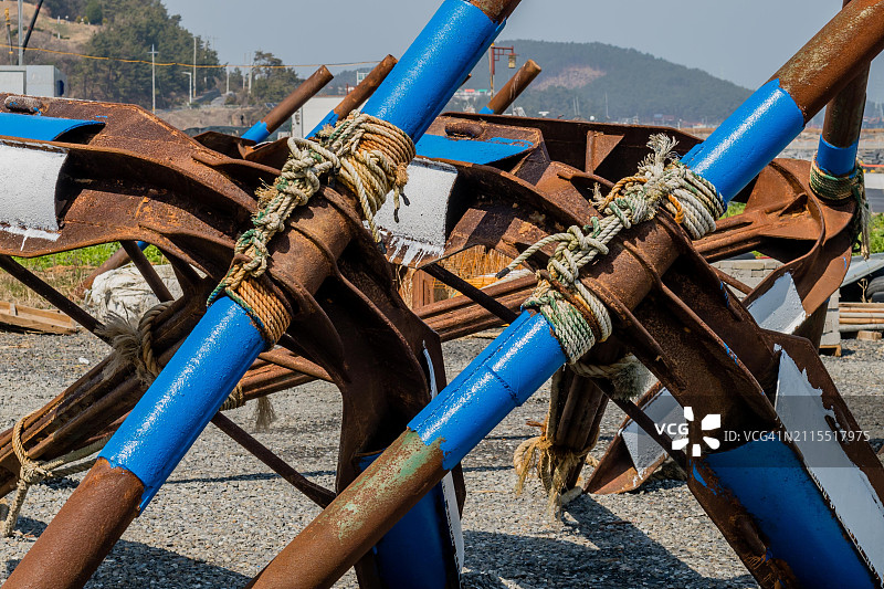 韩国舒川港口的锈迹斑斑的金属锚簇图片素材
