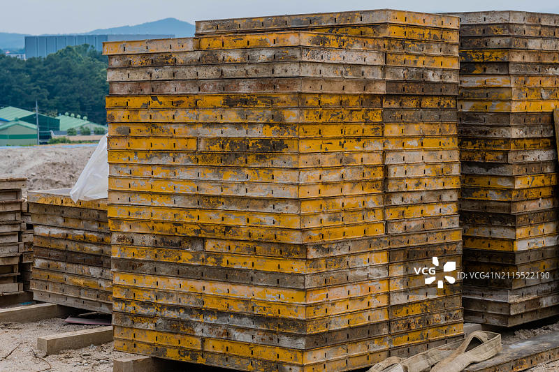 韩国大田建筑工地堆放的泛黄旧木托盘图片素材