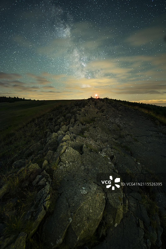 德国黑森州格斯费尔德阿布茨罗达尔山顶的Wasserkuppe夜景，可见银河图片素材