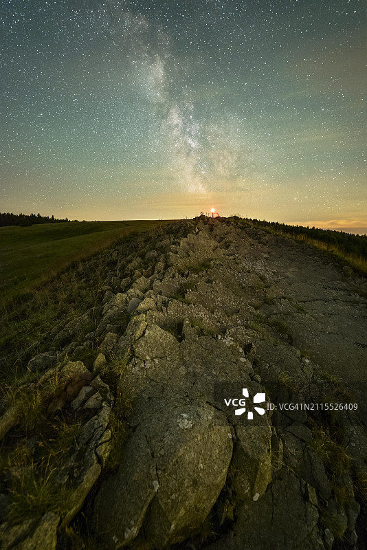 德国黑森州格斯费尔德阿布茨罗达尔山顶的Wasserkuppe夜景，可见银河图片素材