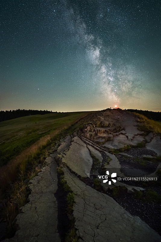 德国黑森州格斯费尔德阿布茨罗达尔山顶的Wasserkuppe夜景，可见银河图片素材