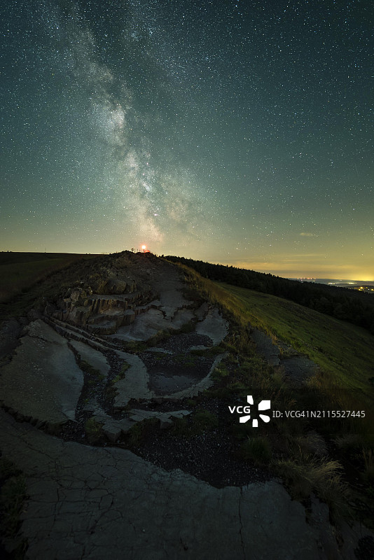 德国黑森州格斯费尔德阿布茨罗达尔山顶的Wasserkuppe夜景，可见银河图片素材