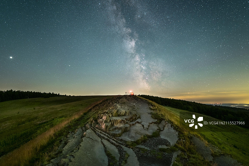 德国黑森州格斯费尔德阿布茨罗达尔山顶的Wasserkuppe夜景，可见银河图片素材