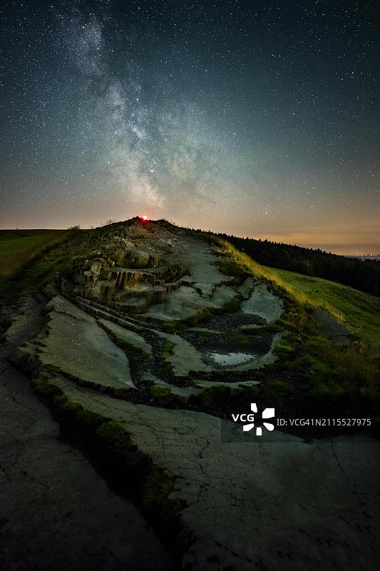 德国黑森州格斯费尔德阿布茨罗达尔山顶的Wasserkuppe夜景，可见银河图片素材