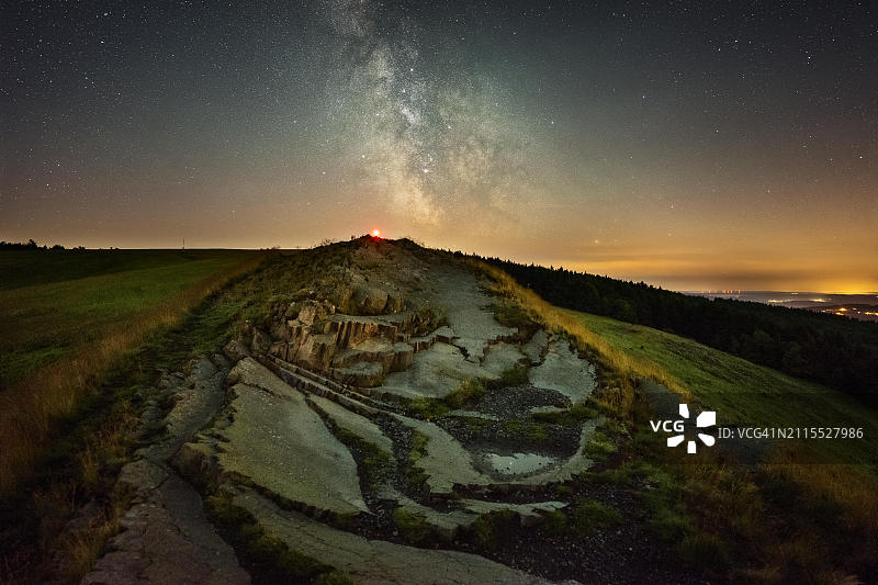 德国黑森州格斯费尔德阿布茨罗达尔山顶的Wasserkuppe夜景，可见银河图片素材