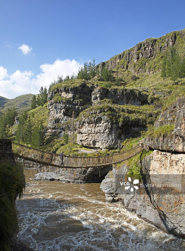 秘鲁卡纳斯省阿普里马克河上的印加绳桥或悬索桥图片素材