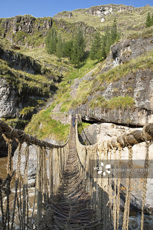 秘鲁卡纳斯省阿普里马克河上的印加绳桥或悬索桥图片素材